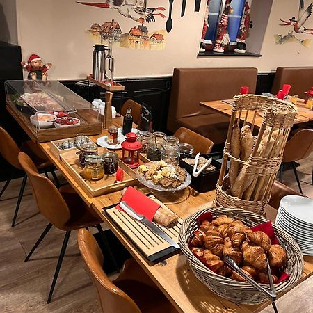 A La Maison Rouge Hotel & Restaurant Бар Екстериор снимка