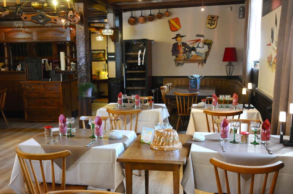 A La Maison Rouge Hotel & Restaurant Бар Екстериор снимка