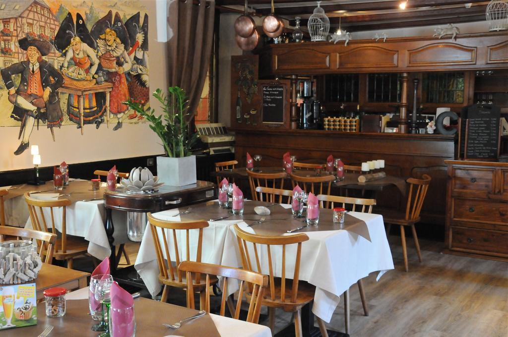 A La Maison Rouge Hotel & Restaurant Бар Екстериор снимка