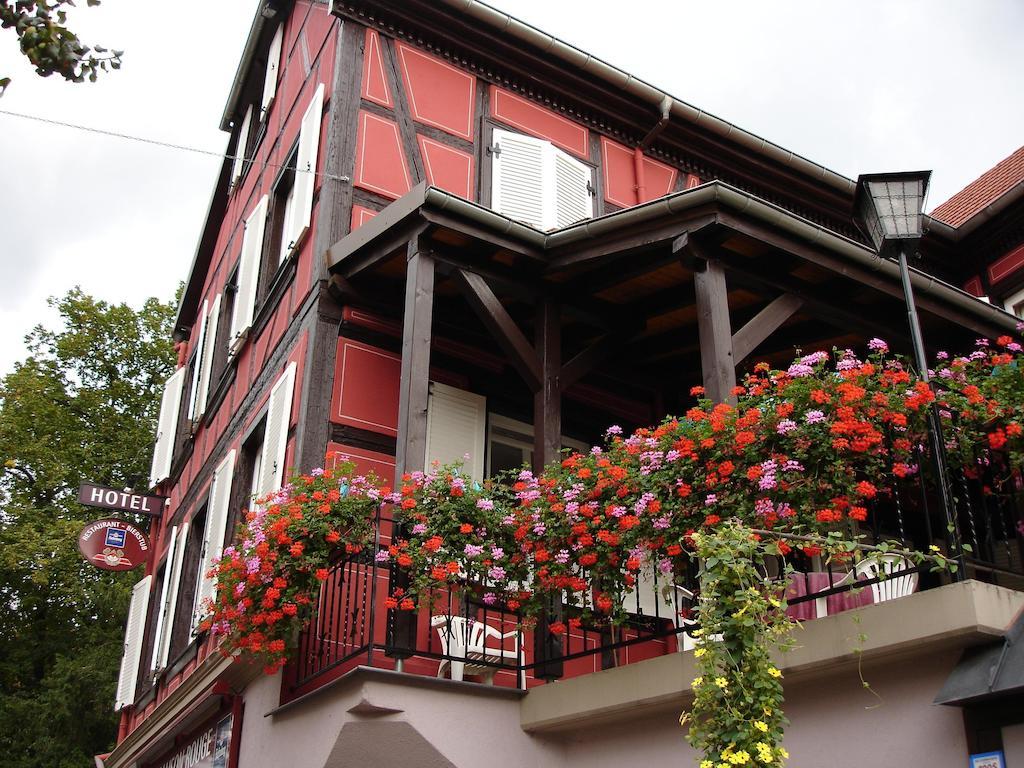 A La Maison Rouge Hotel & Restaurant Бар Екстериор снимка