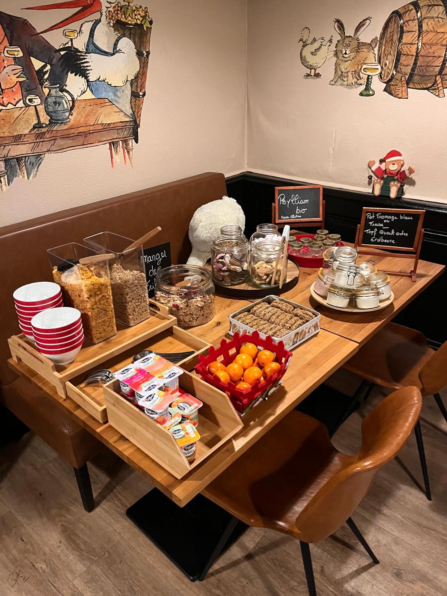 A La Maison Rouge Hotel & Restaurant Бар Екстериор снимка
