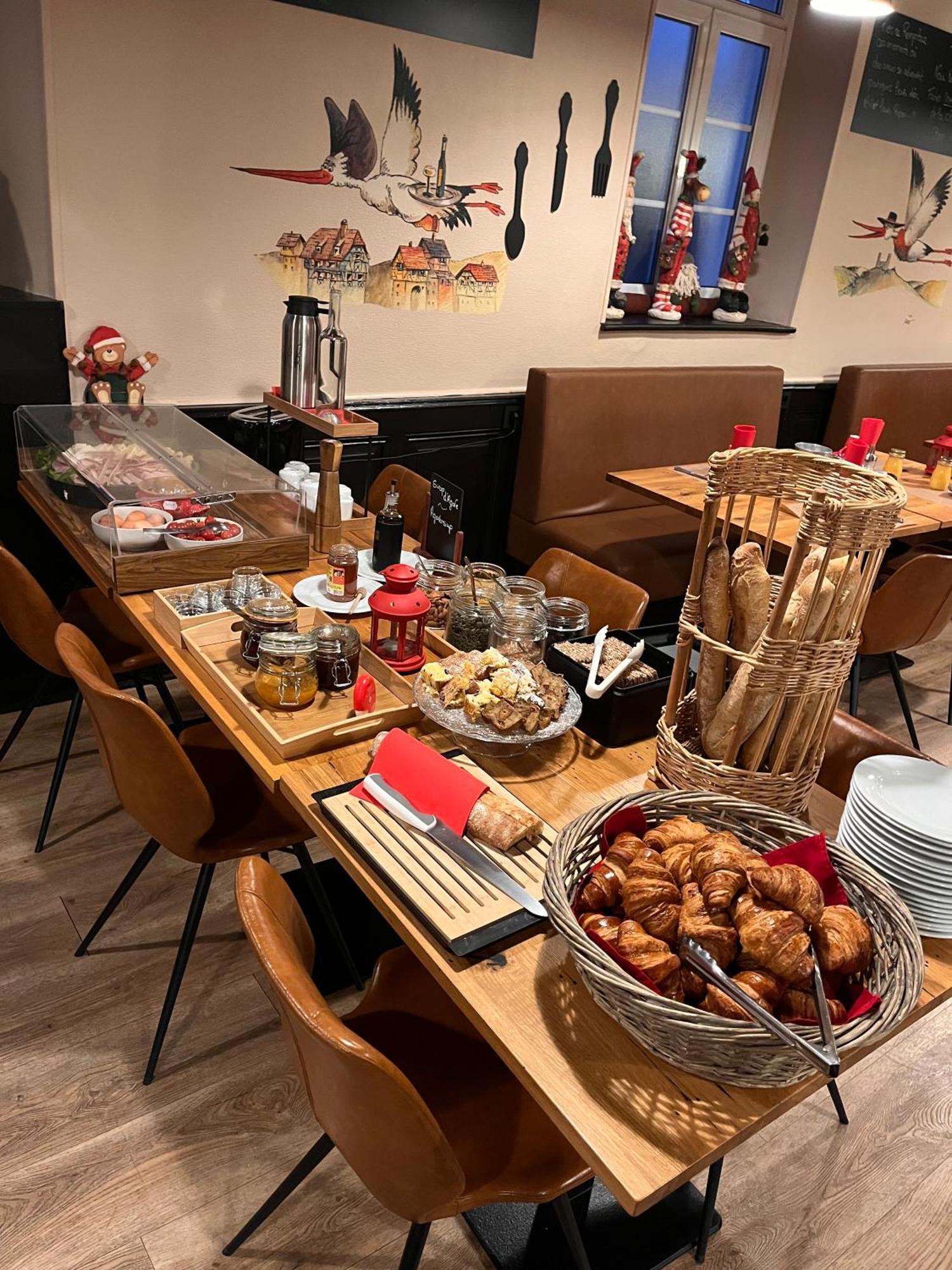 A La Maison Rouge Hotel & Restaurant Бар Екстериор снимка