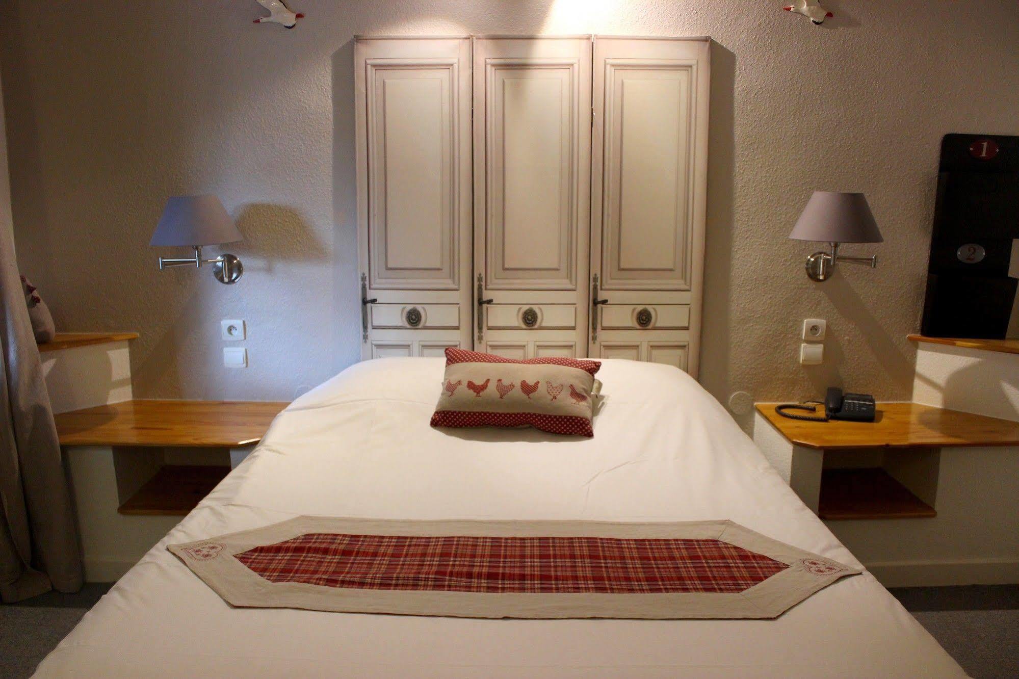 A La Maison Rouge Hotel & Restaurant Бар Екстериор снимка