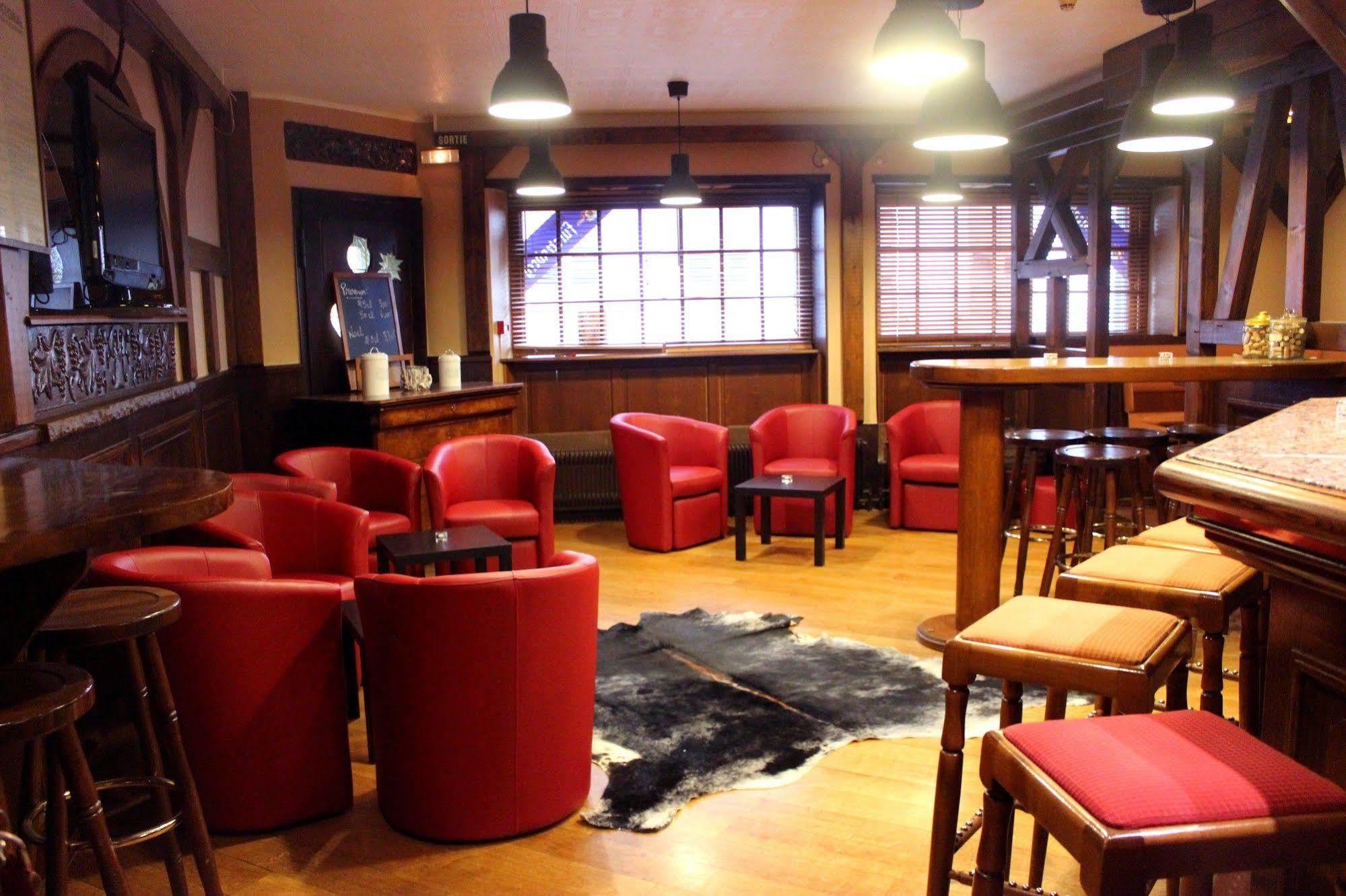 A La Maison Rouge Hotel & Restaurant Бар Екстериор снимка