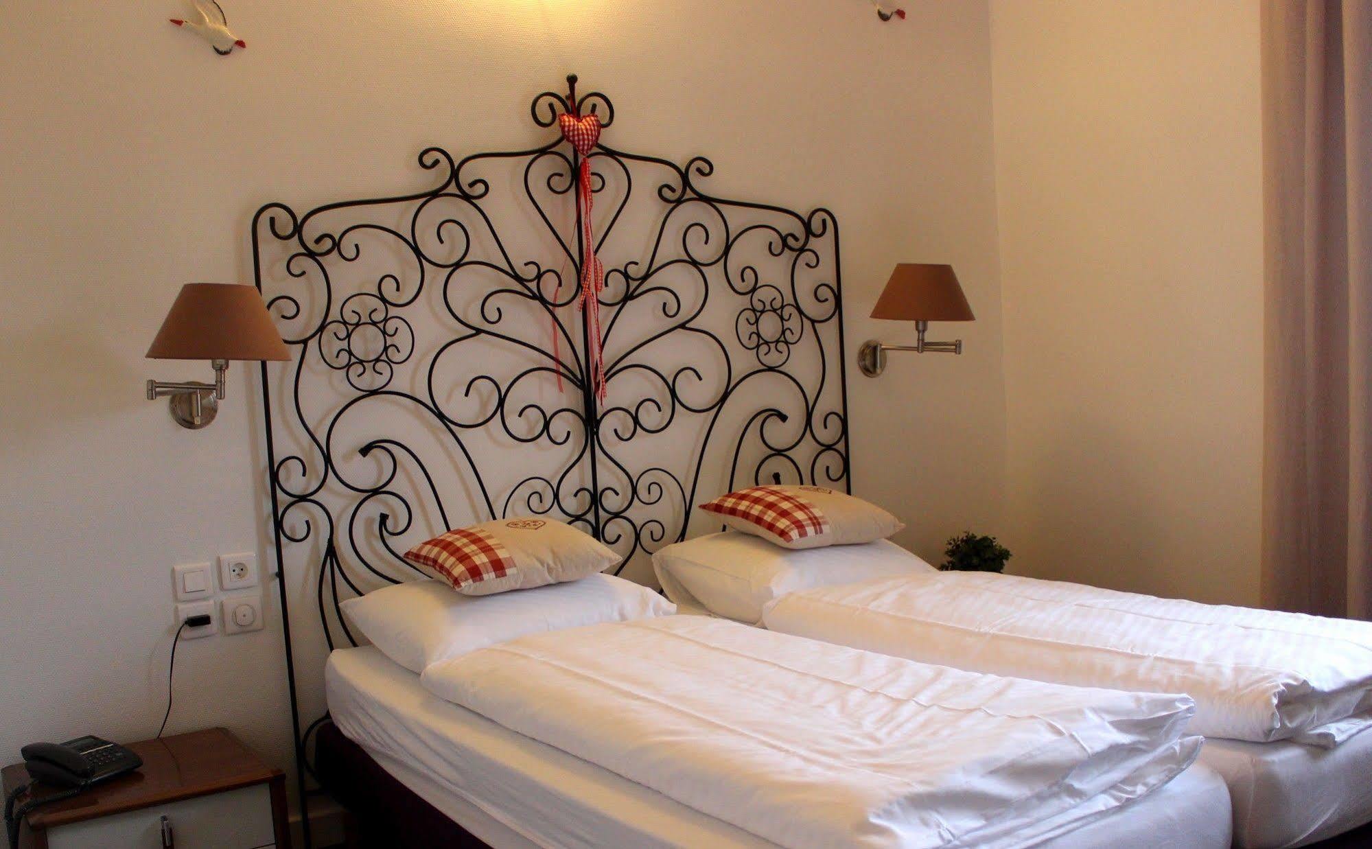 A La Maison Rouge Hotel & Restaurant Бар Екстериор снимка